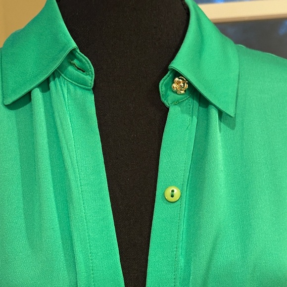 Striking shiny green viscose shirt top shirt blouse Dubai Mall brand. Size XS - Picture 5 of 13